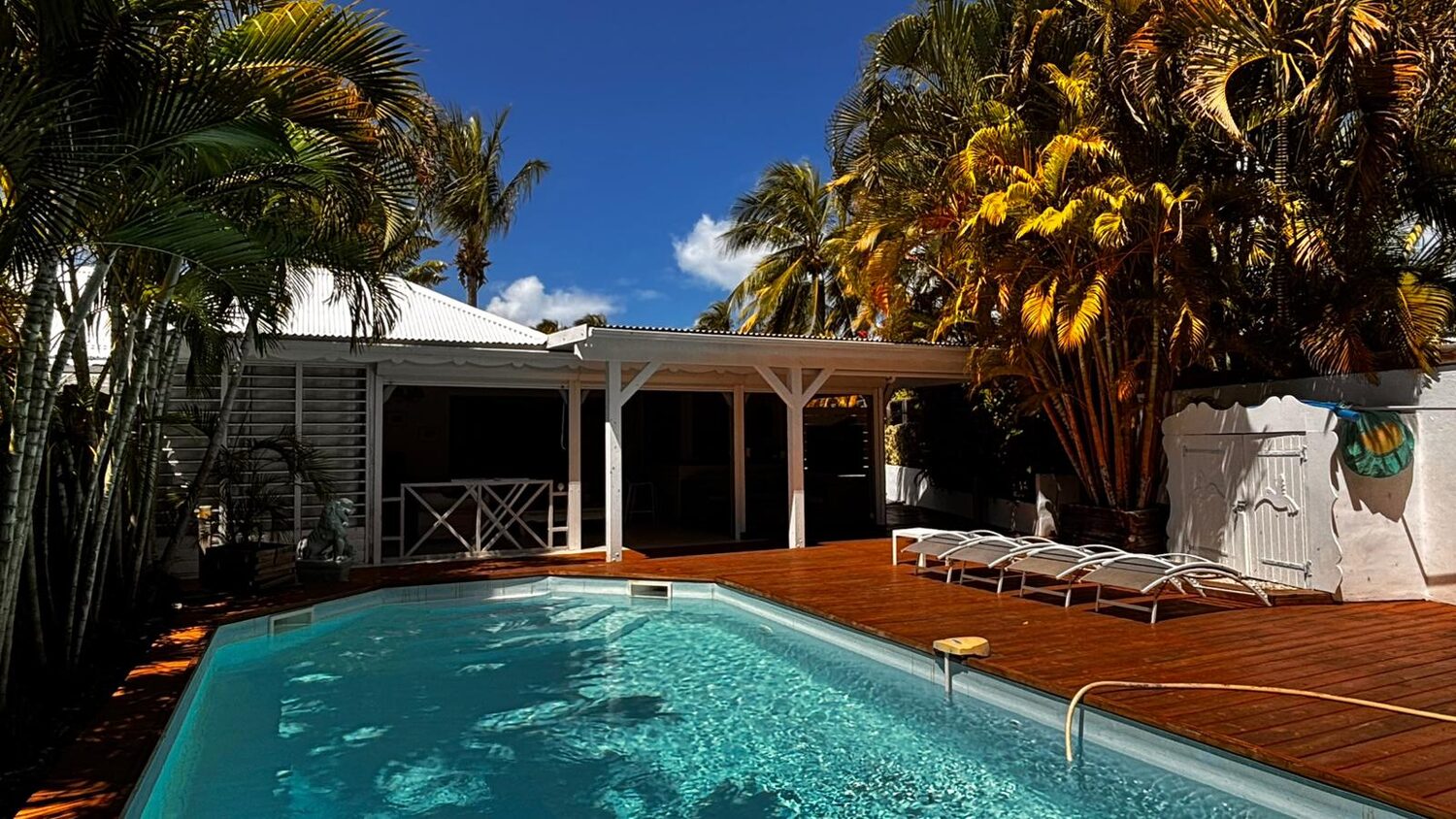 Piscine privée turquoise de la villa Beijaflor en plein soleil