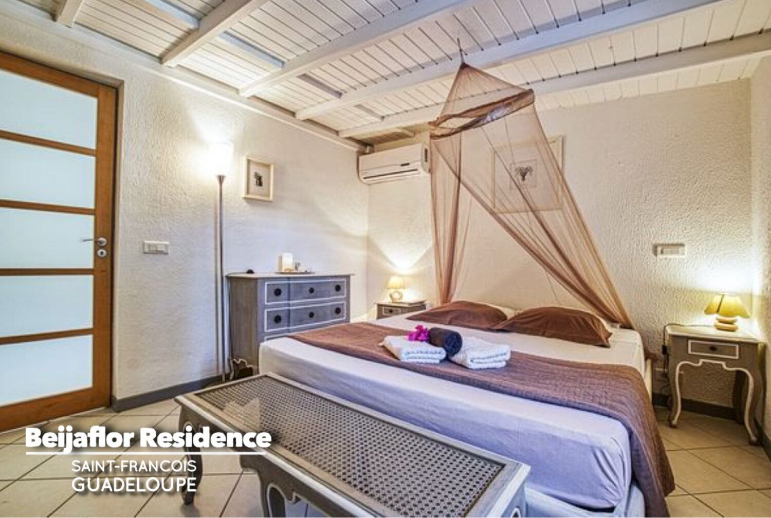 Chambre avec moustiquaire