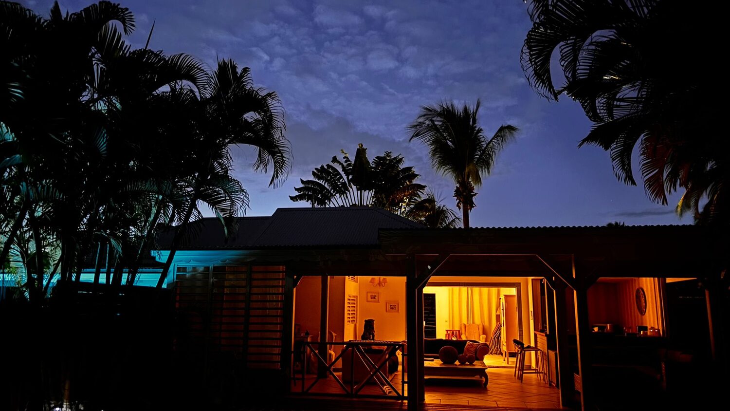 La villa illuminée à la nuit tombée