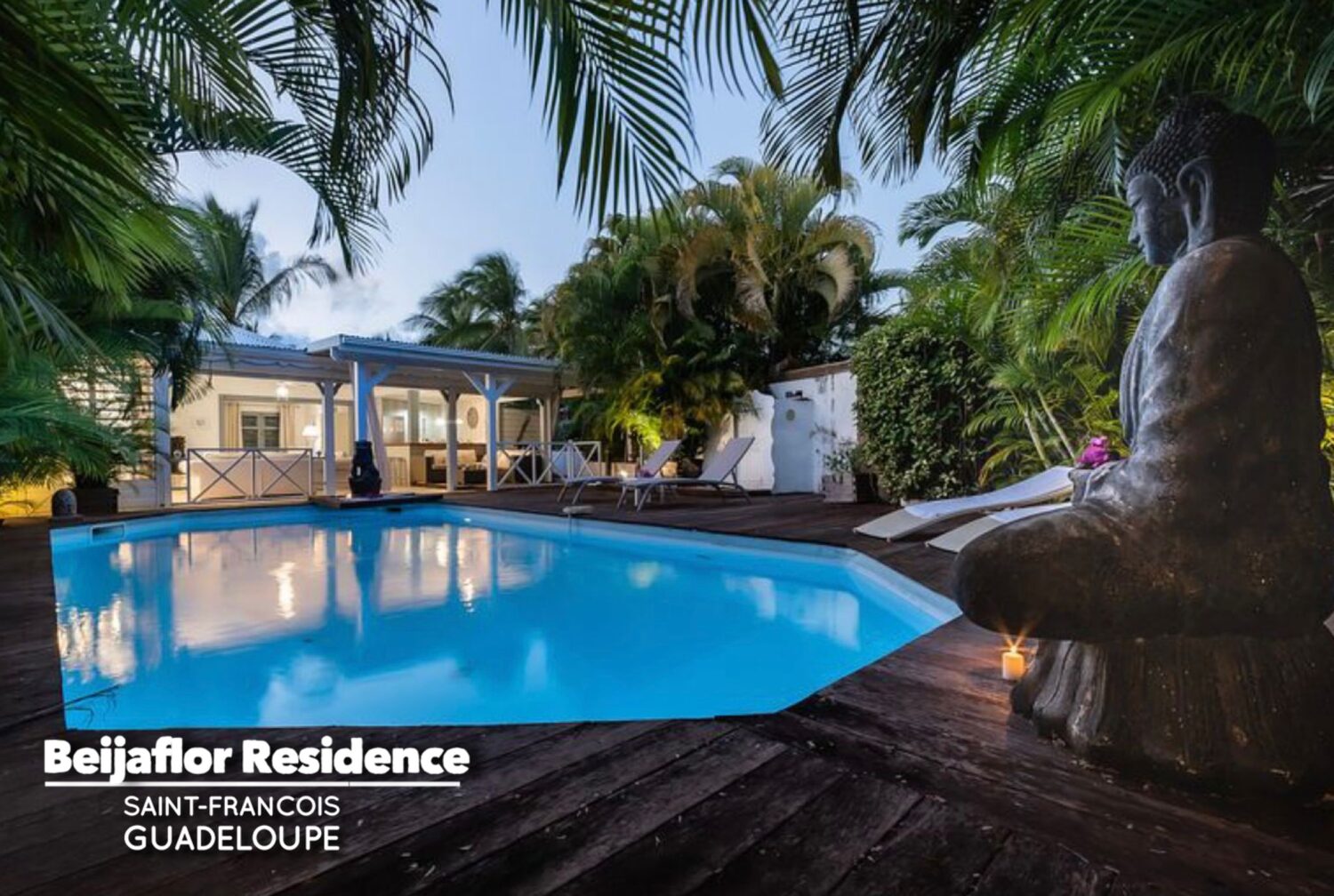Piscine et villa au crépuscule