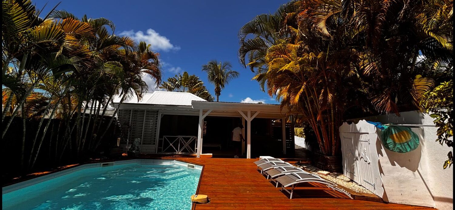 Transats au bord de la piscine