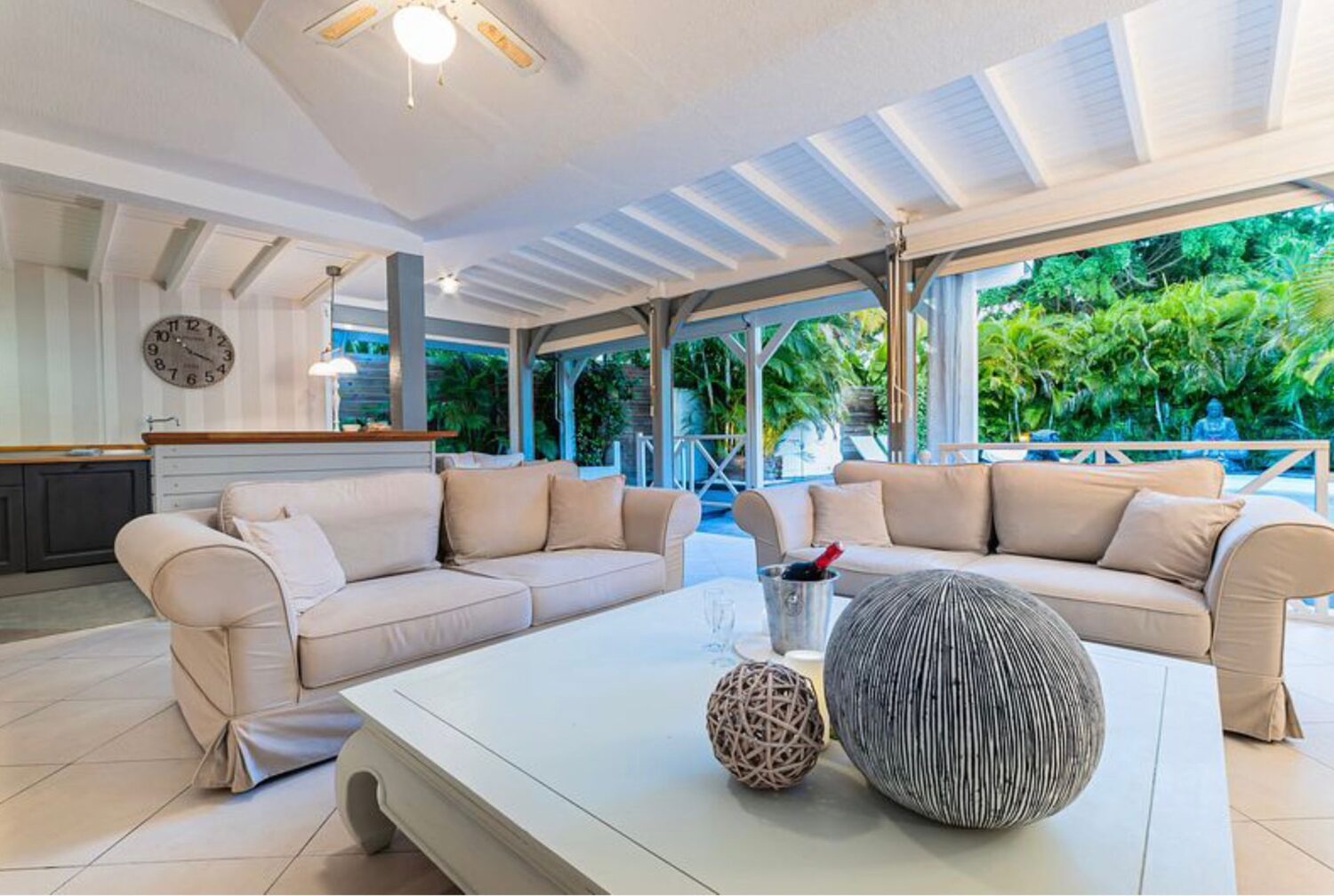 Séjour lumineux ouvert sur le jardin — villa Beijaflor